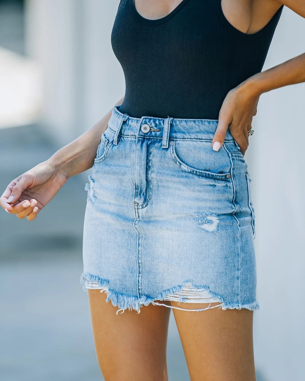 Women's Vintage High-Waisted Mini Denim Skirt with Ripped Edges